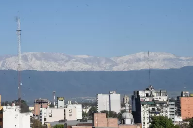 Una postal que enamora: Los cerros de Tucumán amanecieron cubiertos con un manto blanco