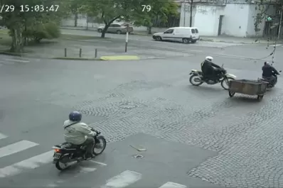 Video: el brutal choque entre un policía motorizado y un motocarro en una esquina de Tucumán