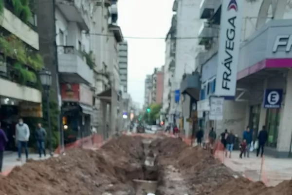 La lluvia dejó un barrial en la obra de la 9 de Julio