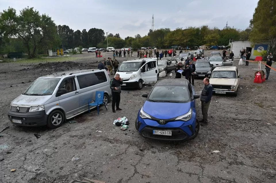 El convoy de vehículos civiles que fue alcanzado por un ataque con misiles, en medio del ataque de Rusia a Ucrania. Foto de Reuters