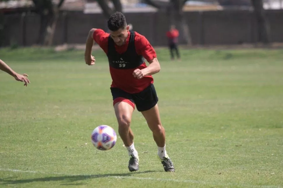 OPORTUNIDAD. Desde que llegó al club, en enero, González intentó aportar la experiencia que fue cosechando en otros equipos como Belgrano, Sarmiento y Barracas. Hoy hará dupla central con Pellerano. 