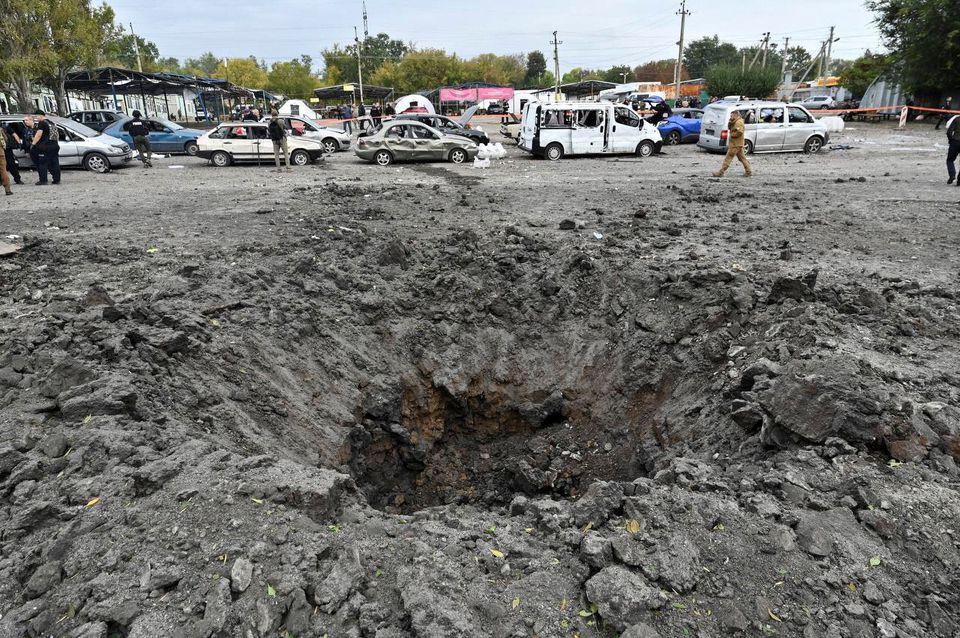 CRÁTER. El misil dejó su marca junto a los vehículos en los que se encontraban los 23 civiles fallecidos. Foto de Reuters