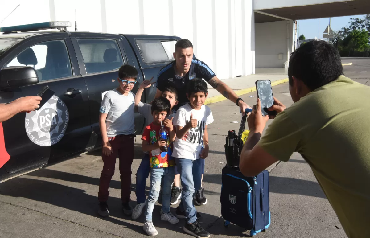 PARA EL RECUERDO. Antes de viajar rumbo a Paraná, los jugadores firmaron autógrafos y firmaron cientos de camisetas; en Entre Ríos, la llegada al hotel fue similar. Los hinchas brindaron su apoyo aquí y allá.