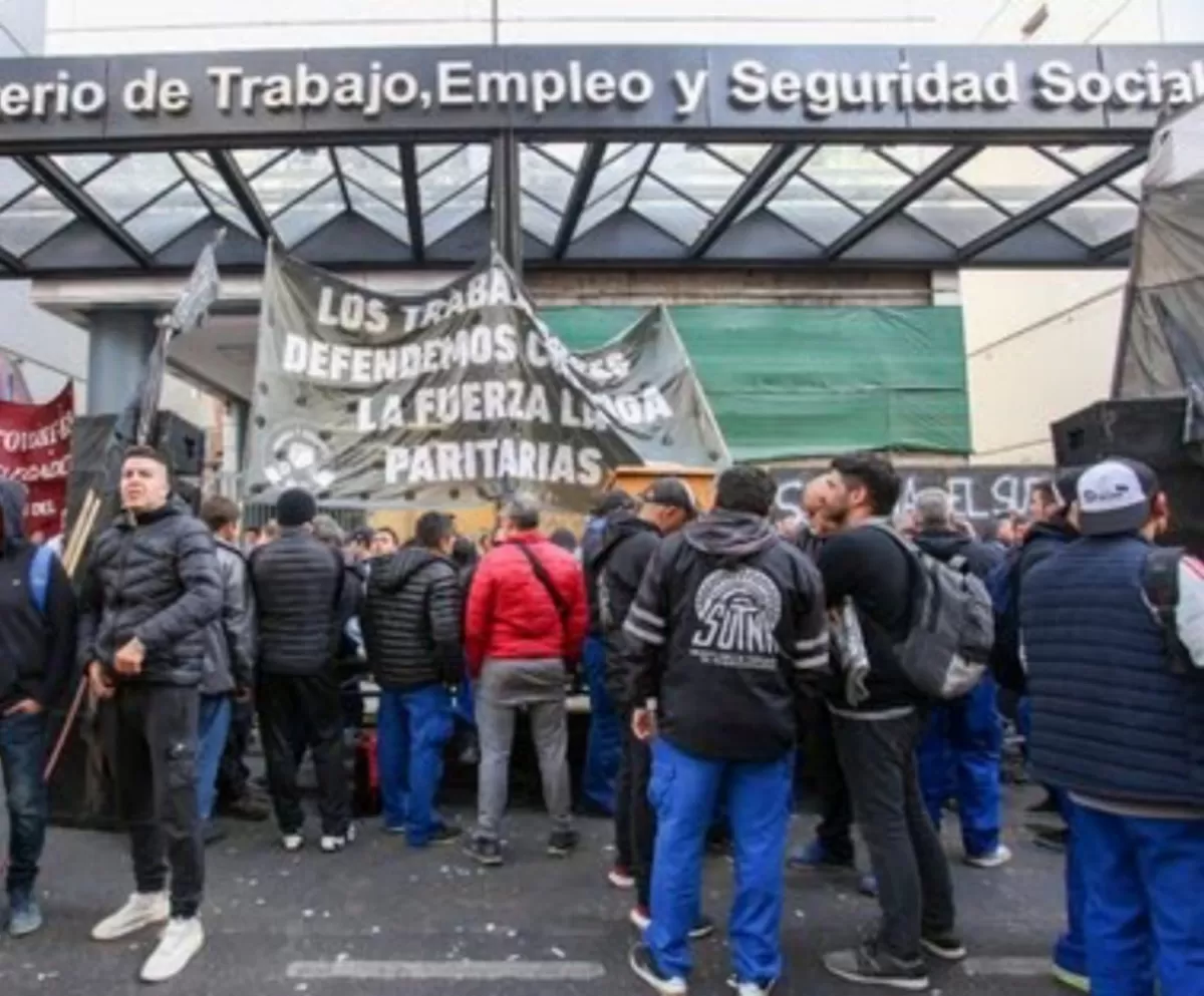 SATISFACCIÓN. Los trabajadores nucleares en Sutna festejaron el resultado final de las negociaciones salariales con el sector patronal.  prensa SUTNA