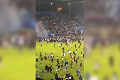 Indonesia: una batalla campal tras un partido de fútbol dejó 127 muertos y 180 heridos