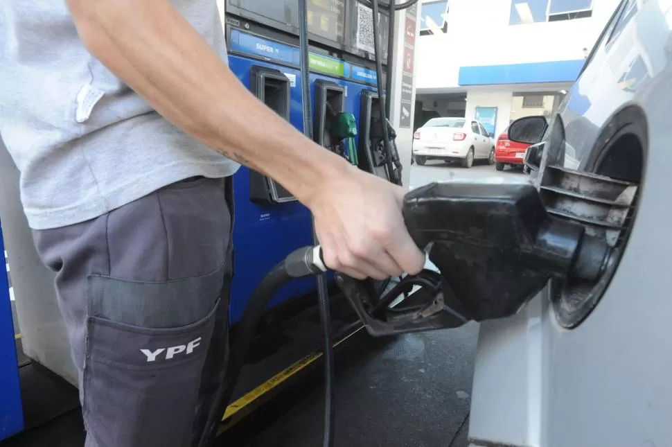 PRIMER PASO. YPF, la petrolera de bandera, es la que fija el precio orientativo para el resto de las marcas. 