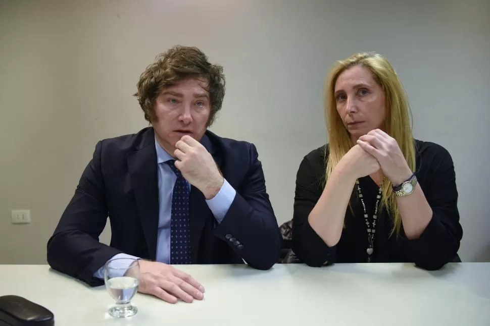 LIBERTARIO. Javier Milei, junto a su hermana Karina, en LA GACETA. 