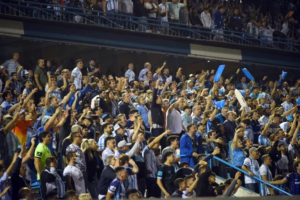 ALIENTO EN PARANÁ. Aproximadamente 1400 hinchas “decanos” se disfrazarán de neutrales para poder alentar al equipo de Pusineri, el domingo desde las 15.30. LA GACETA / FOTO DE DIEGO ÁRAOZ