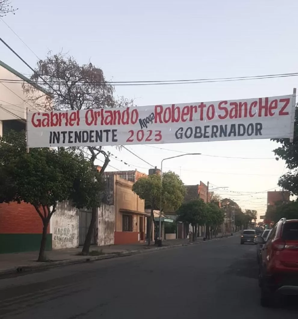 REVOLUCIONÓ LOS ÁNIMOS. El pasacalle apareció a metros de la intendencia, pero nadie se hizo cargo. 