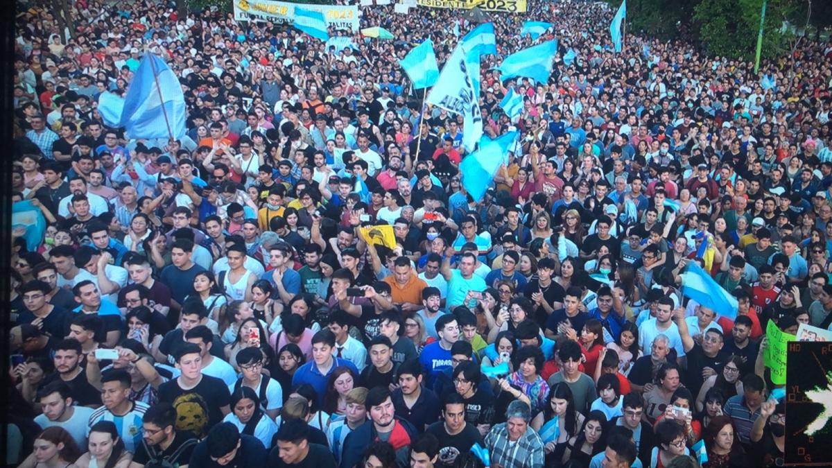 ACTO EN LA PLAZA ALBERDI. Seguidores de Milei se agolparon para escuchar su discurso. Foto de Prensa La Libertad Avanza