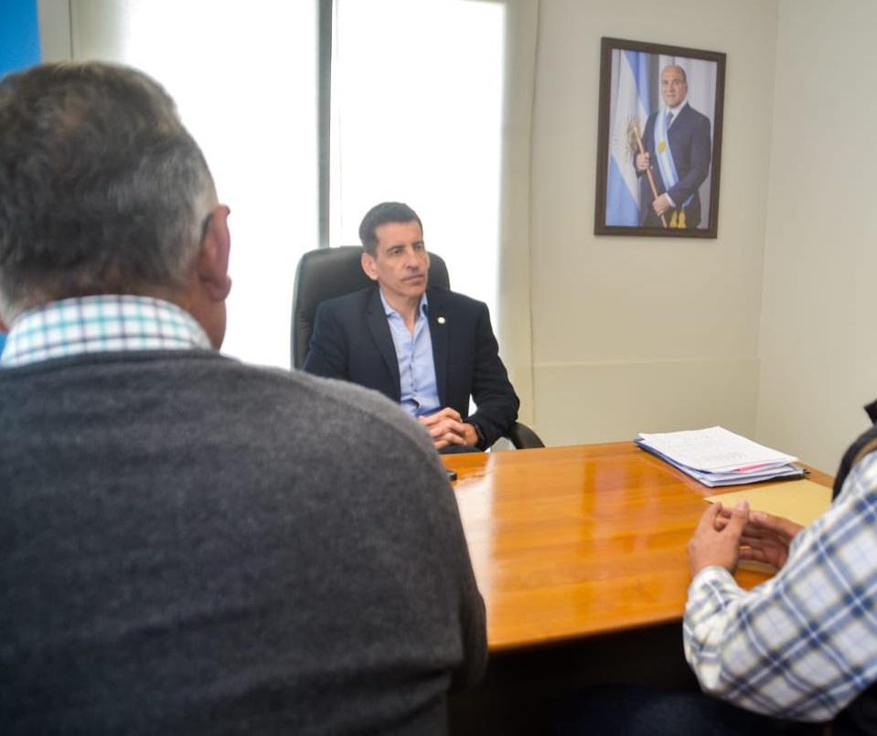 FUNCIONARIO DEL ENOHSA-NORTE GRANDE. Gerónimo Vargas Aignasse, en su despacho, durante una reunión.