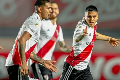 Con goles desde el banco, River despachó a Argentinos por 3 a 0