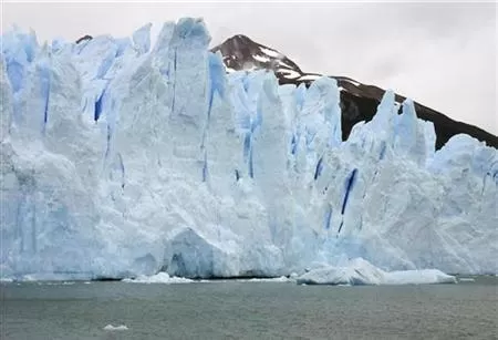 UNA ESCALA DE LAS COSAS. La masa de  hielo aparentemente infinita nos induce a plantearnos la forma de medir la realidad.  