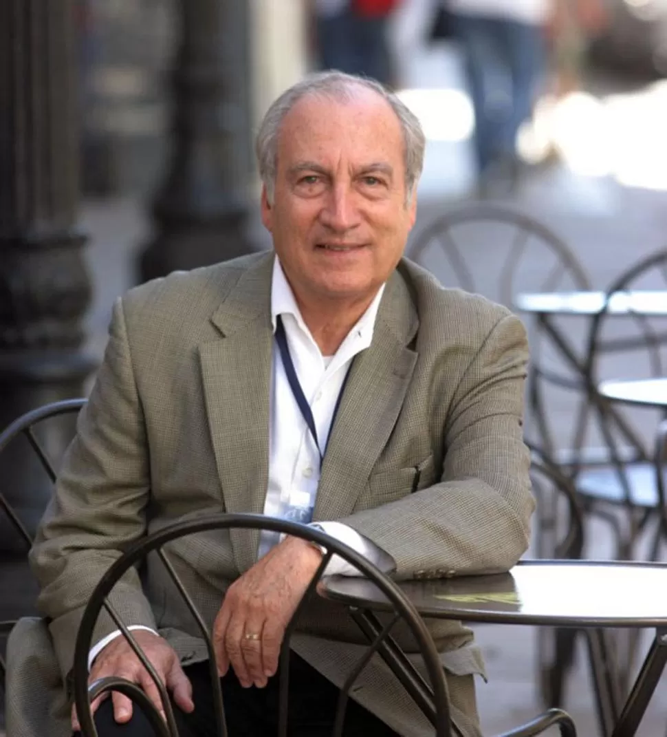 EJEMPLO. En la jornada se recordará al tucumano Tomás Eloy Martínez. 