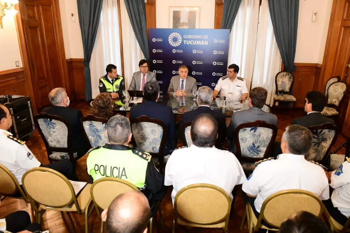 EN CASA DE GOBIERNO. Jaldo recibió a la plana mayor de la Policía de Tucumán. Foto de Prensa Gobernación