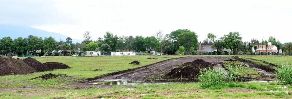 EN OBRA. En el predio de “El Triángulo” actualmente se están construyendo lagunas de laminación, para reducir la velocidad de las correntadas del canal Yerba Buena en épocas de lluvias. 