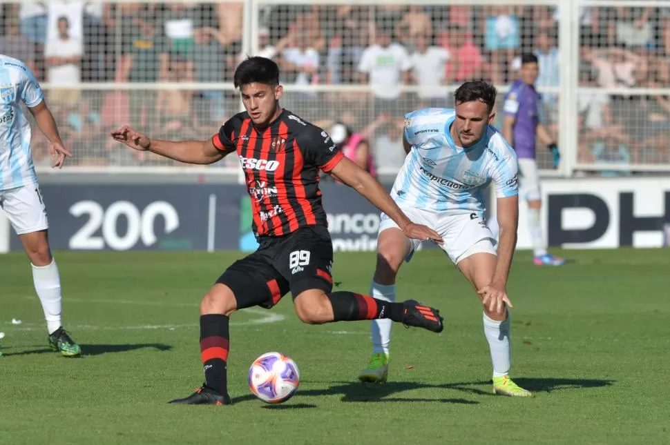 SEGUNDO PLANO. Las acciones del duelo de la Liga Profesional no fueron las más importantes en la provincia mesopotámica. Foto de Javier Escobar - Especial para La Gaceta