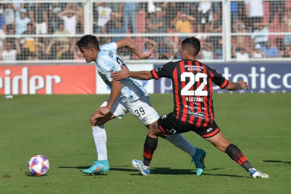 SACRIFICIO. Matías Orihuela elude a Raúl Lozano durante el juego que terminó siendo favorable al local. “Mati” sufrió por su banda el despliegue de los volantes de Patronato que eligieron ese sector para atacar. Foto de Javier Escobar - Especial para La Gaceta