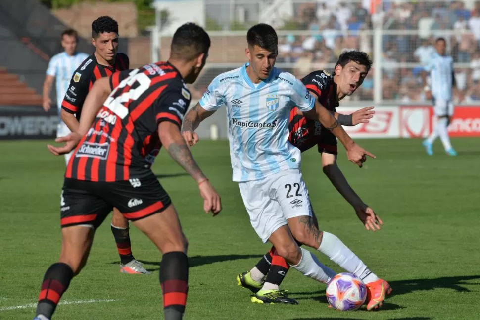 NEUTRALIZADO. Pereyra se contagió del nerviosismo del equipo y no pudo adueñarse de la mitad de la cancha. Sin embargo, se mostró como opción de pase. 