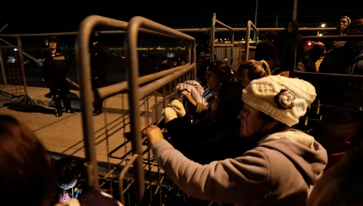 A LA ESPERA. Familiares aguardan información sobre sus seres queridos detenidos en la cárcel de Latacunga, en Ecuador.