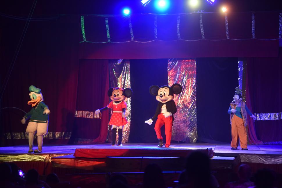 COMO EN DISNEY. Los queridos personajes infantiles en escena.  
