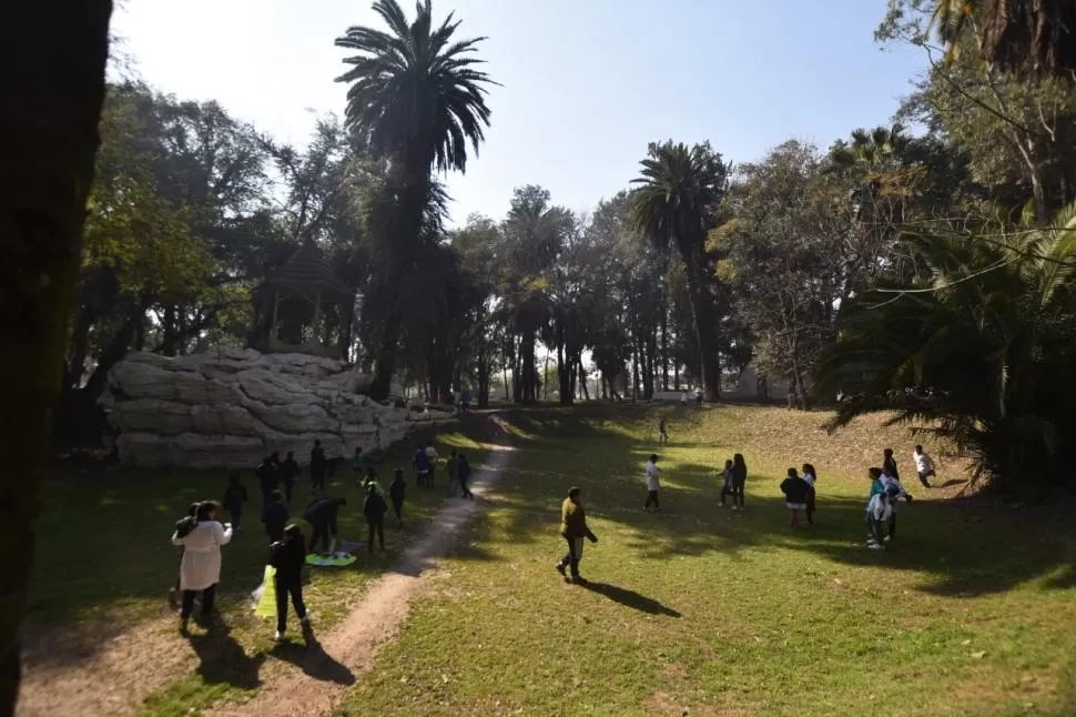 SITIO DE RECREO. El pulmón verde de Santa Ana, erigido hace un siglo por Clodomiro Hileret, atrae a los residentes de la localidad. 