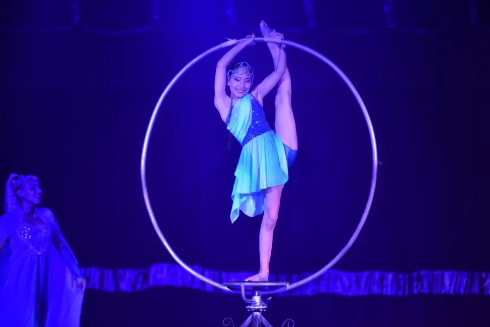 EN EL AGUA. Las acrobacias acuáticas se llevaron muchos aplausos.  