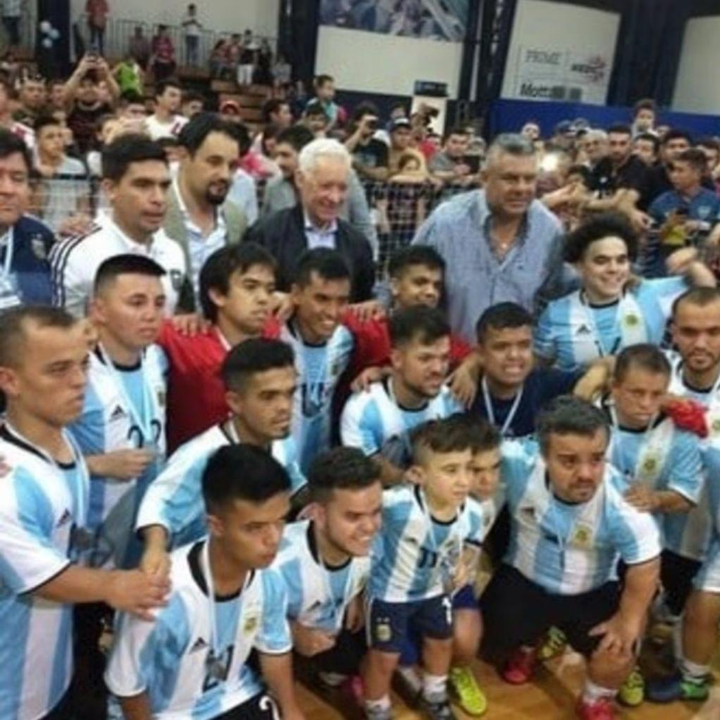 El capitán Decano se sumó a la movida para ayudar a la Selección Argentina de talla baja