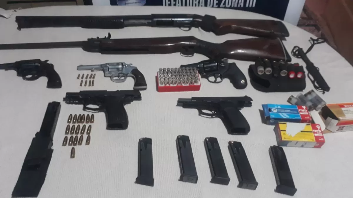 EL ARMAMENTO SECUESTRADO / foto gentileza Policía de Tucumán