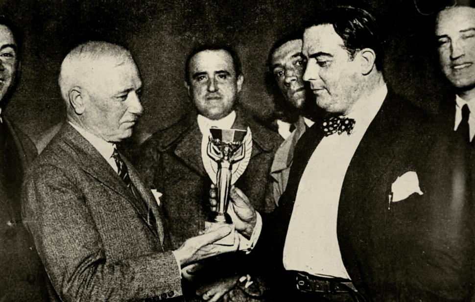 INAUGURAL. Jules Rimet entrega la primera Copa del Mundo al presidente de la federación uruguaya.