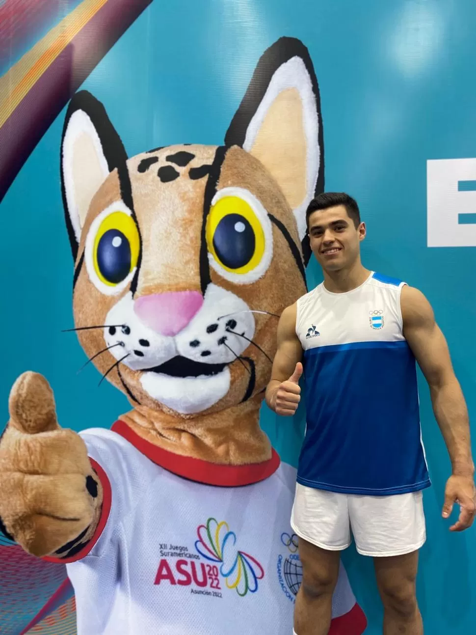 GIMNASIA. Chiapponi posa con Tirika, mascota de los Juegos. 