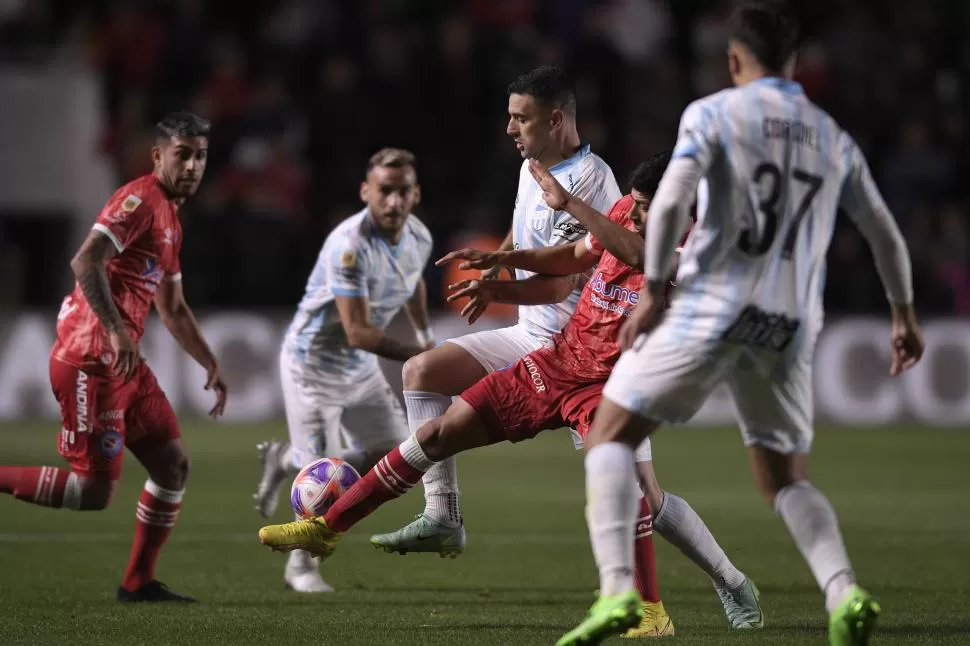 QUIERE ESTAR. Ramiro Carrera disputa la pelota ante la mirada de Renzo Tesuri y Mateo Coronel (37). El volante que no pudo completar el partido ante Patronato por una molestia, podría ser titular esta noche. FOTO DE IGNACIO IZAGUIRRE - ESPECIAL PARA LA GACETA