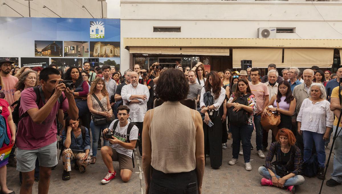 CONVOCATORIA. El festival se inició con una performance  participativa.