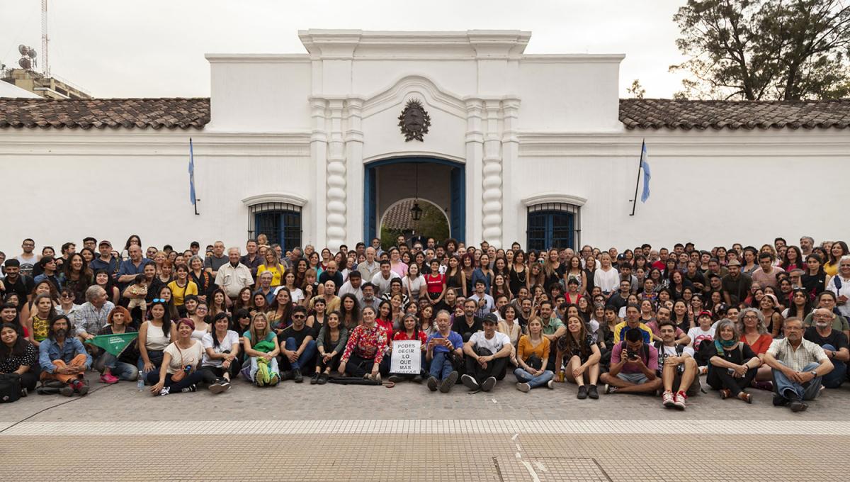 FOTO DE FAMILIA. El inicio de la Bienal quedó registrado en una foto general con el público.