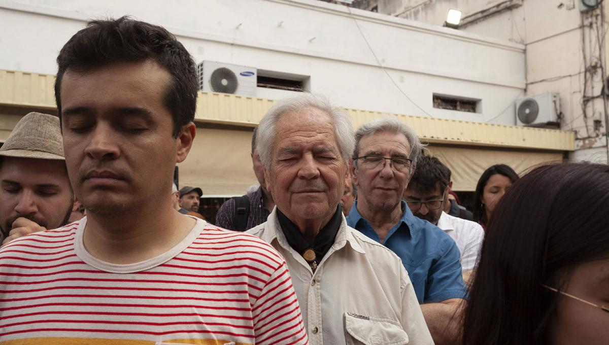 FRENTE A LA CASA HISTÓRICA. Durante la performance de Ananké Asseff, el público cerró los ojos para visualizar deseos.