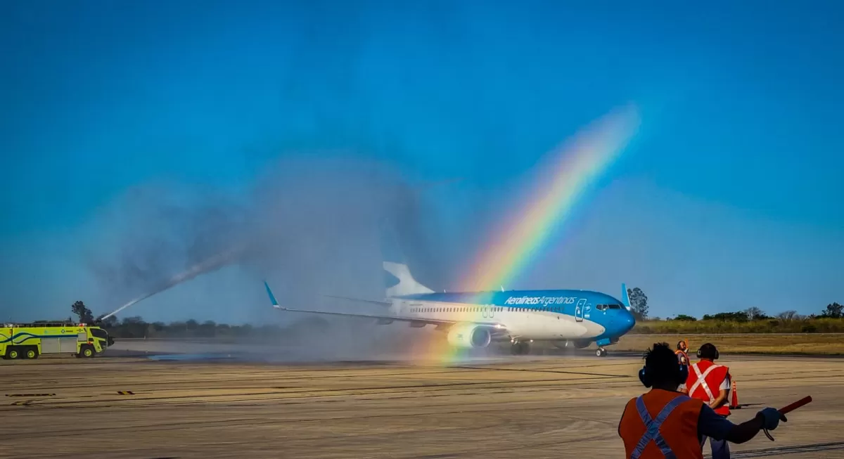 UNA FIESTA. El tradicional bautismo realizado a la aeronave desde el camión hidrante.