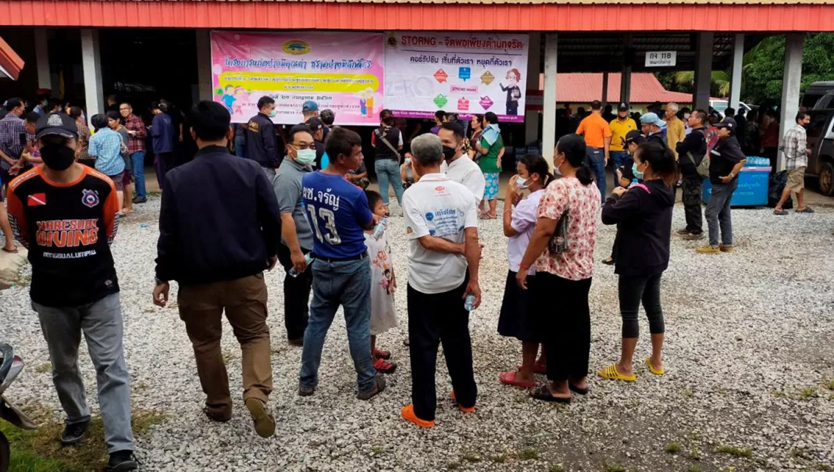 DESCONSOLADOS. Familiares de los niños atacados esperan información en la puerta de una guardería en Uthai Sawan.