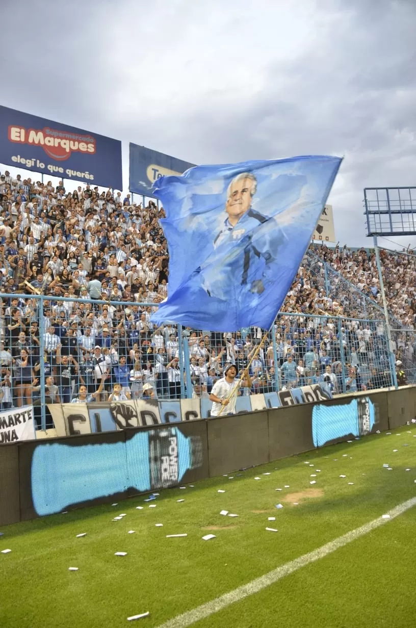 IMPONENTE. El telón, también de autoría del grupo de amigos simpatizantes, más la bandera que se ve al fondo generan un marco de fiesta y motivación en el estadio. Gentileza foto de Facundo Flores 