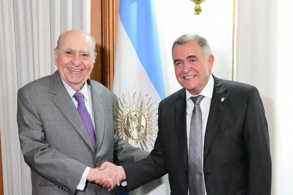 EN CASA DE GOBIERNO. Jaldo, junto al ex presidente uruguayo Sanguinetti. Foto de Prensa Gobernación