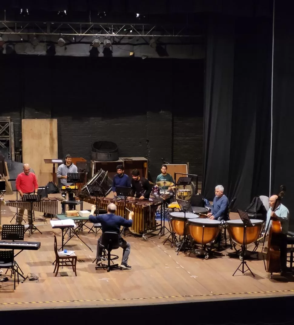 ENSAYO DISTINTO. Los percusionistas serán las estrellas en el escenario.  sinfonica unt
