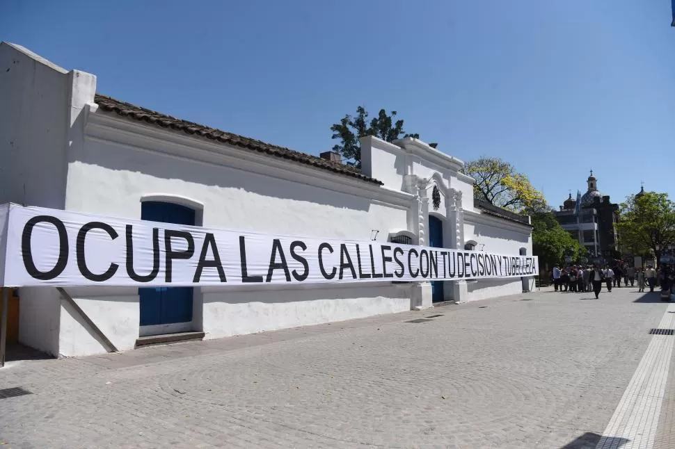 LA PANCARTA. La frase “Ocupa las calles con tu decisión y tu belleza” que vistió la infraestructura forma parte de una performance artística. la gaceta / fotos de analía jaramillo