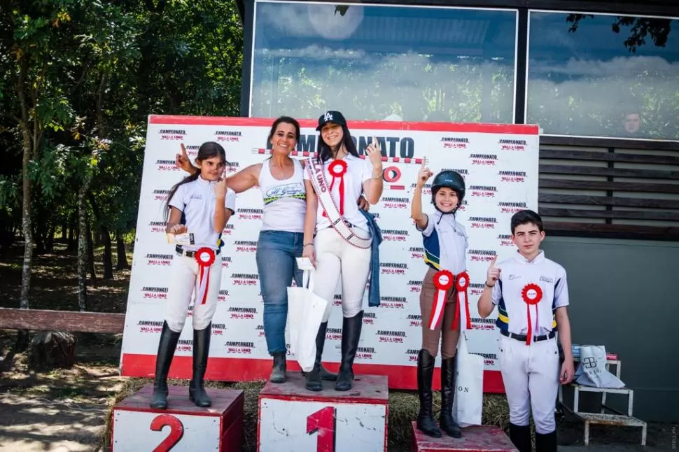 PODIO. Luz Jaen, “Vero” Infante, Agustina Agote, Catalina Chamut y “Fede” Aredes. Gentileza de Verónica Infante 