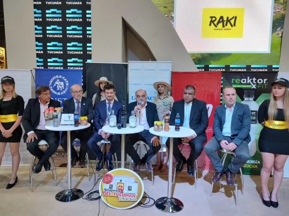 PRESENTACIÓN.  Terán, Viñuales, Giobellina, Fortino, Caliva y Paz, durante la conferencia en Buenos Aires. 