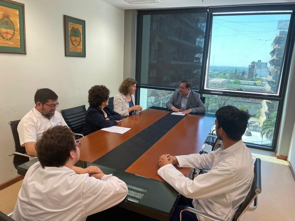 EN REUNIÓN. El legislador Pellegrini recibió a representantes del sector que pide la creación del colegio de enfermeros.