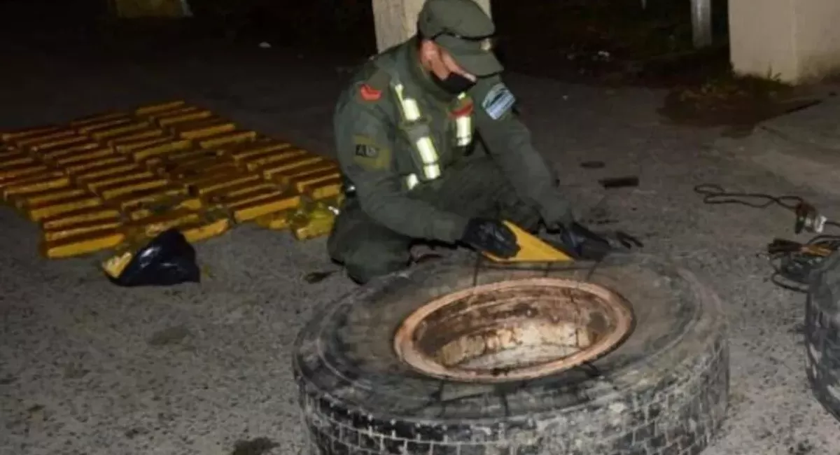 Llevaba más de 113 kilos marihuana en dos ruedas de auxilio y terminó detenido