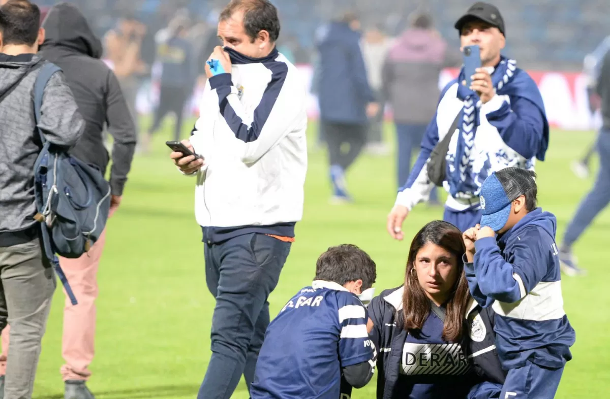 Los gases lacrimógenos invadieron la cancha. Reuters