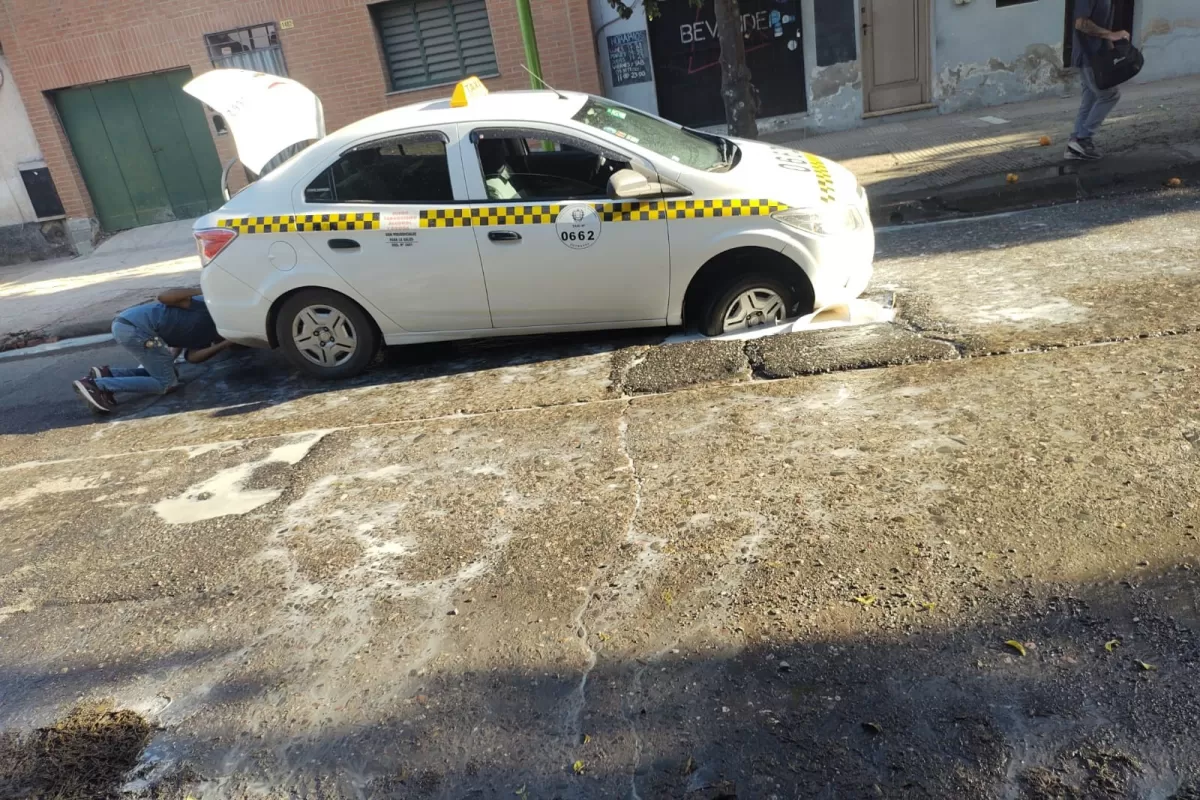 UNA TRAMPA. El pozo de Italia al 1.400 creció en las últimas semanas y la cantidad de agua impide conocer con anticipación su verdadera profundidad.