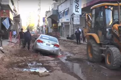 Un auto atravesó el cartel y terminó estancado en la obra de la semipeatonal