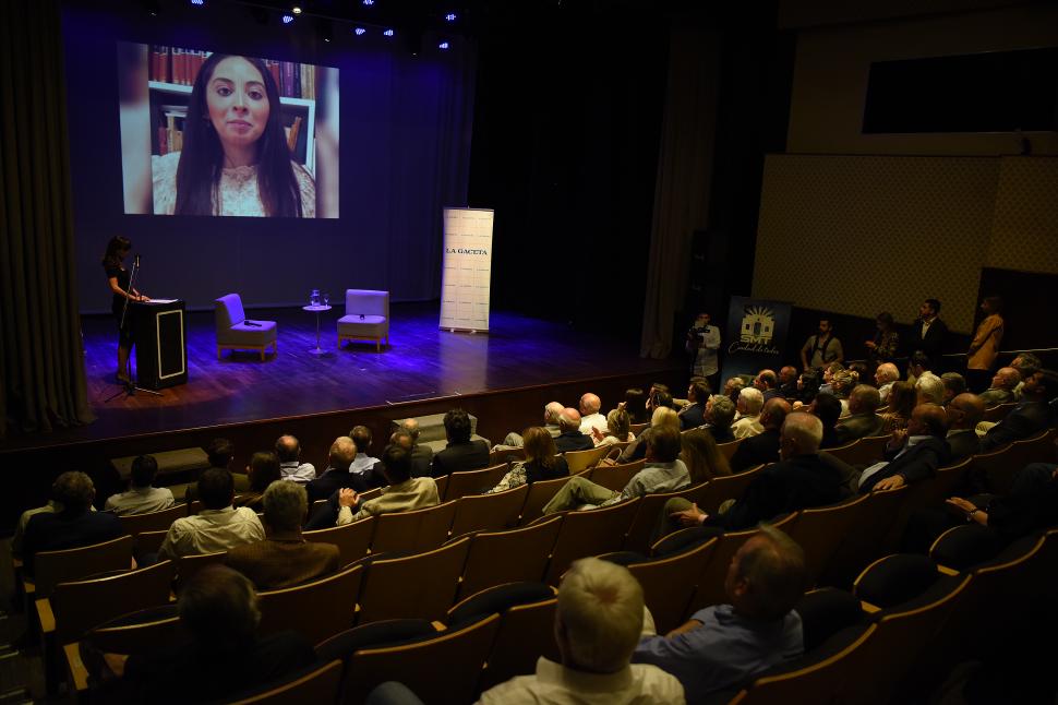 AUDITORIO LLENO. Muchos se acercaron al teatro Rosita Ávila. 