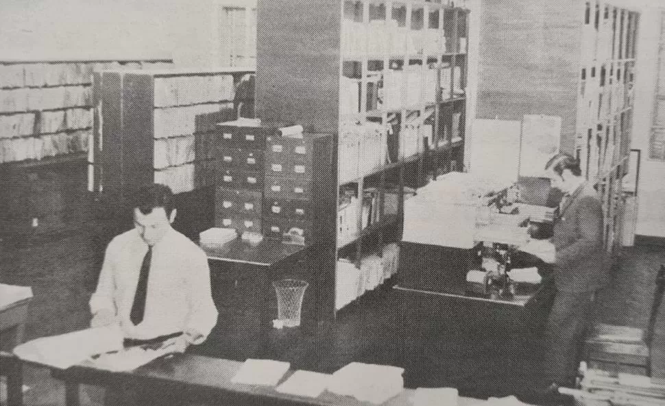 1971. Así funcionaba el Archivo. Aparecen Hermes Mancinelli y Juan Martínez Castro, hermano de Tomás Eloy Martínez.  